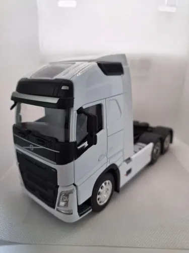 Miniatura Volvo FH 500 6x2 - Escala 1/32 - Marca Welly
