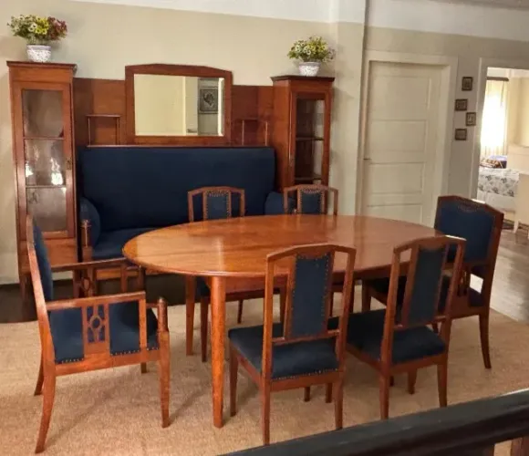 Mesa de jantar com seis cadeiras, cristaleira e namoradeira