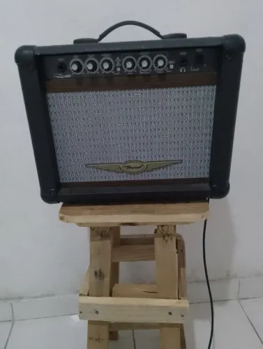 Vendo este cubo ,o violão e guitarra 