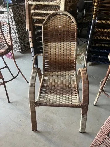 Cadeira de área com design moderno em fibra sintética