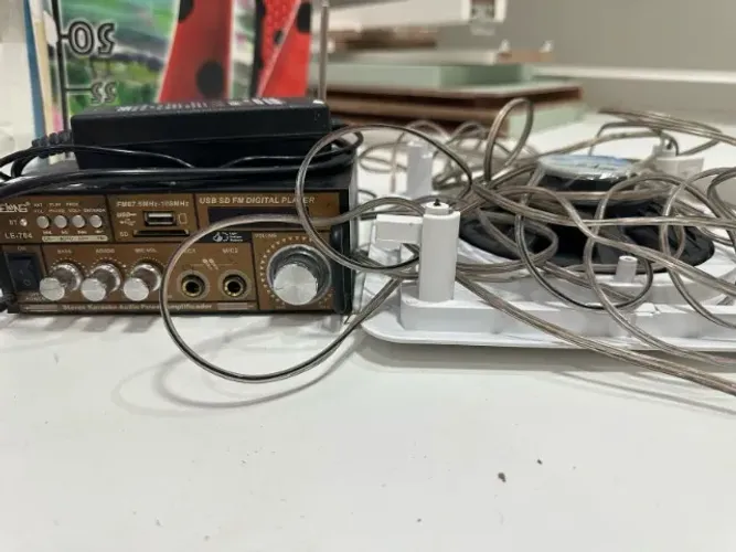VENDO AMPLIFICADOR DE SOM BLUETOOTH COM ARANDELAS E FIO (COMPLETO)