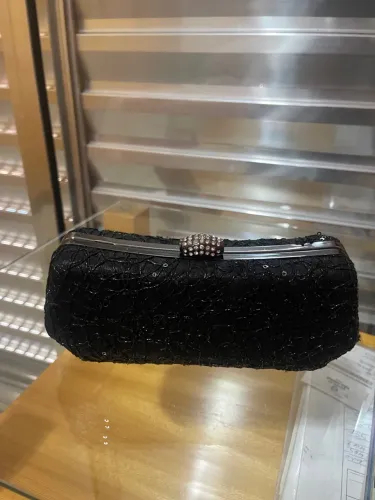 Clutch preta com detalhe em strass