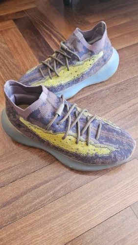 Adidas Yeezy Boost 380 - Estilo e Conforto!
