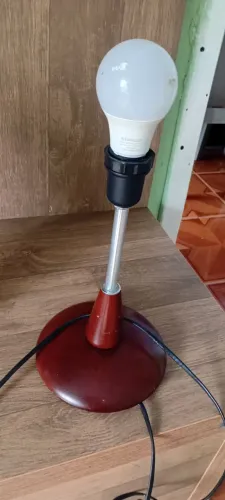 Abajur simples com lâmpada