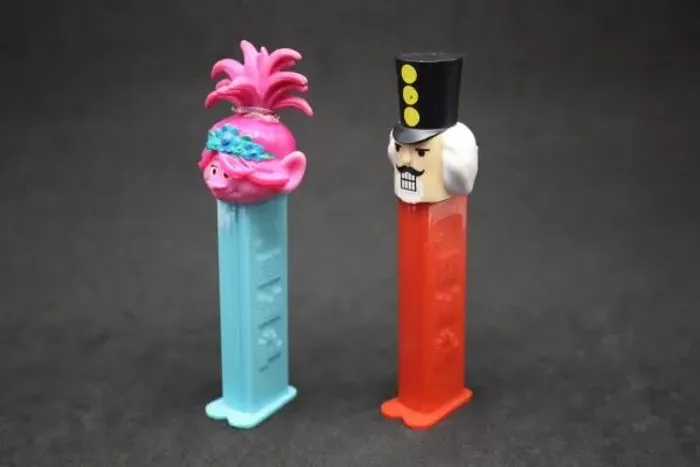 Par de dispensers PEZ (Trolls e Nutcracker)