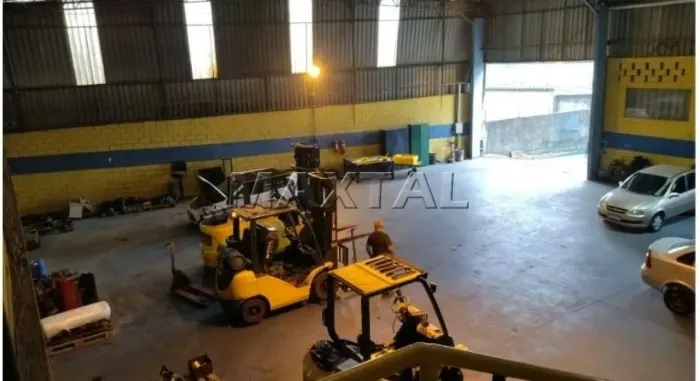 Galpão para locação no Parque Edu Chaves, com 600m², de área útil e 2 banheiros.