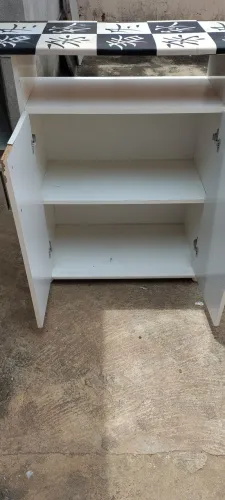 Tábua de passar roupa com armário.
