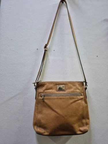 Bolsa tiracolo caramelo da marca Luz da Lua, confeccionada em couro legítimo