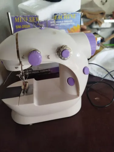 Vendo mini máquina de costura