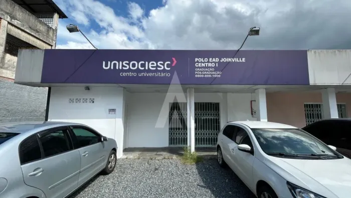 Loja comercial com 144m² no centro de Joinville, conta com 6 divisórias, possui 3 banheiro