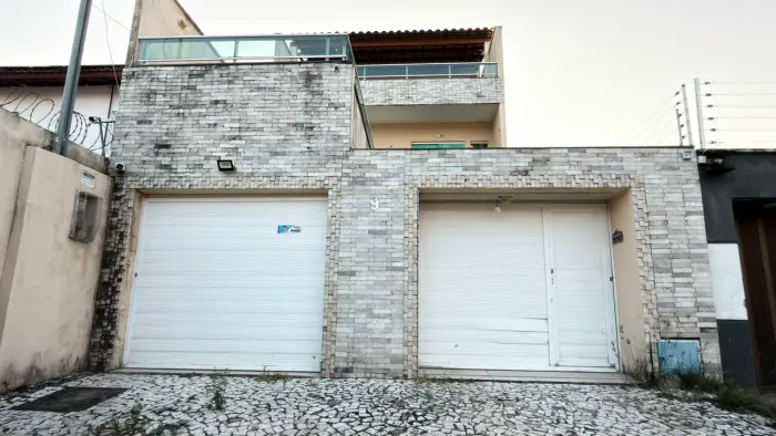 Vendo triplex de 330 mts de área construída com piscina e salão de festas