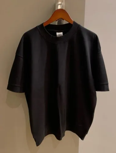 camiseta zara oversized preta goluda