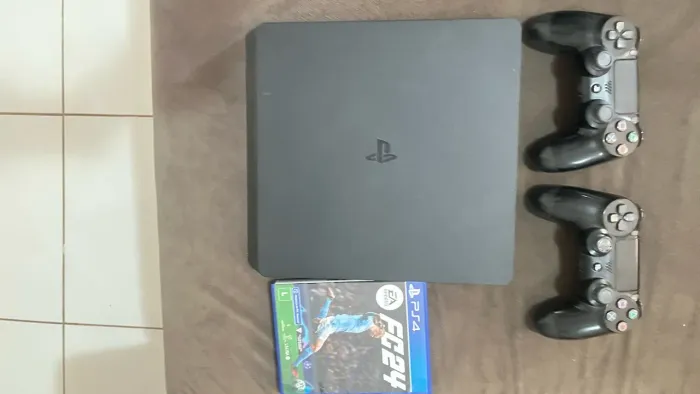 PS4 slim 1TB + JOGO E 2 CONTROLES