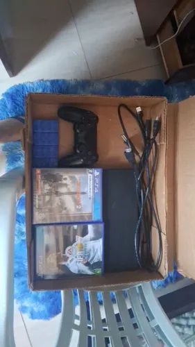 Ps4 slim novo vem com um controle e 2 jogos