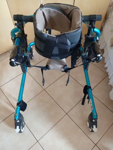 Vendo andador semi novo, ótimo estado de conservação. Suporte de tronco, Suporte de quadr,