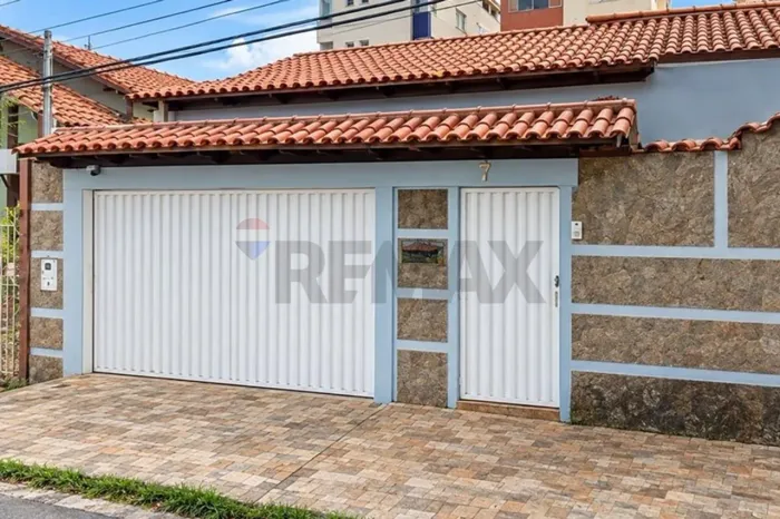 Casa com 260m² com 4 vagas , toda reformada otima localização - Itapoã