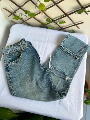 Calça Jeans Mom Destroyed Rasgo no Joelho Cintura Alta