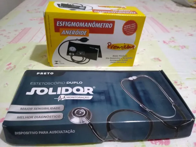 Esfigmomanômetro e estetoscópio 