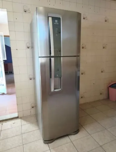Geladeira Electrolux Frost Free Inox com dispenser na porta - 127v
