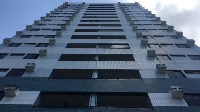 Apartamento primeiro andar ventilado e espaçoso no Prado (valor do condomínio incluso)