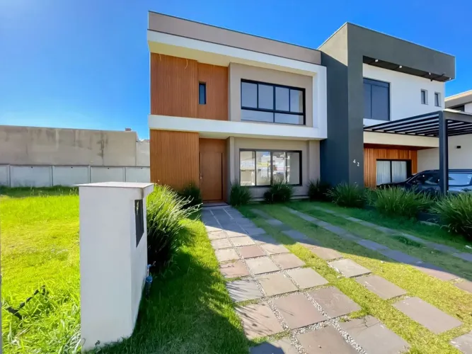 Casa Condominio em Porto Alegre, no bairro Ipanema, com 3 dormitório(s), e 3 banheiros, à