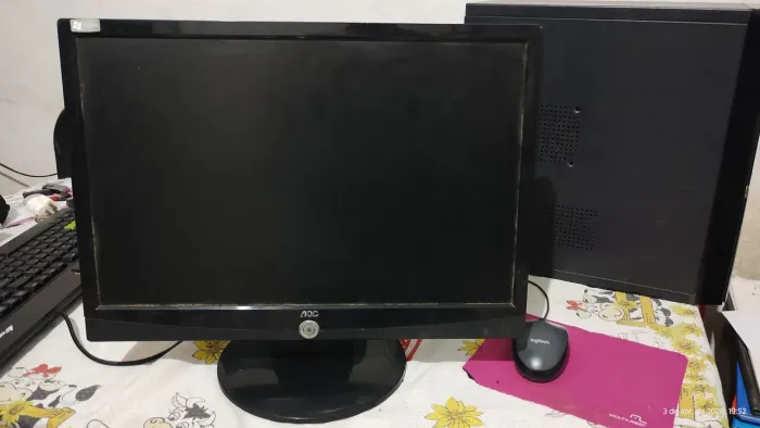 Monitor AOC de 19" com defeito