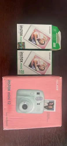 Câmera instantânea Fujifilm mini 12 com duas recargas