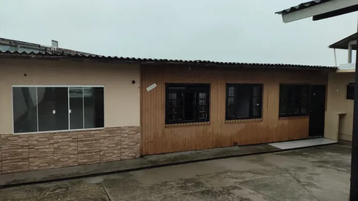 ALUGO CASA COM TRÊS QUARTOS