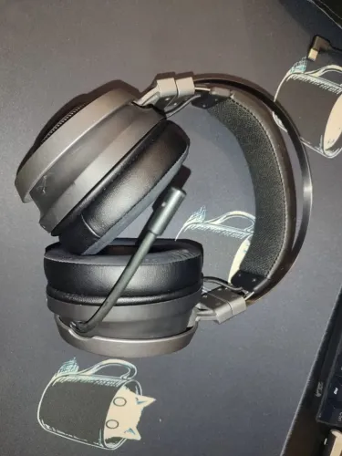 Headphone over-ear gamer sem fio Razer Nari Ultimate preto com luz RGB
