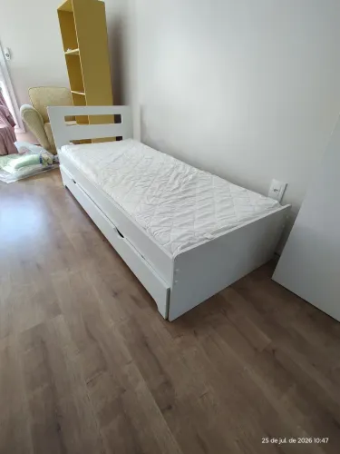 Vendo cama de solteiro c/ cama auxiliar, junto 1 colchão 1, 88x78 e uma capa de colchão