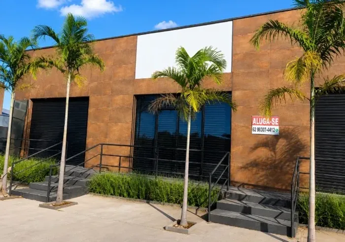 Lojas comerciais ao lado dos condomínios Jardins / Alphaville