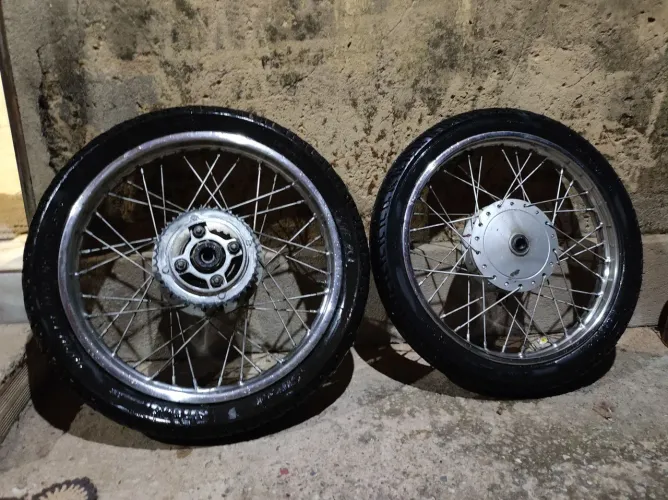 par de pneus com rodas