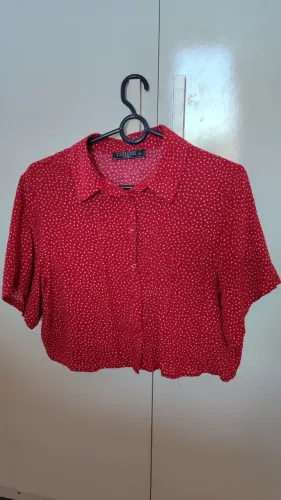 Camisa Cropped Vermelha com Botões Feminina