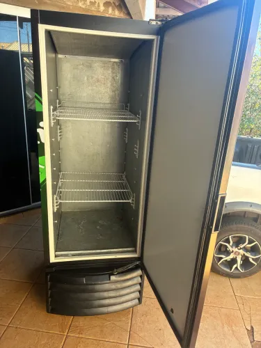 Freezer vertical Metalfrio 540 litros