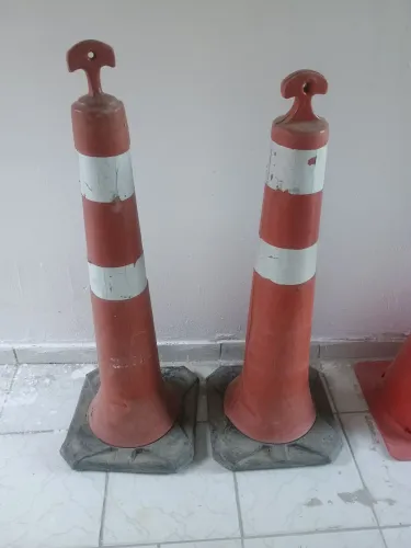 Vendo 2 pares de cone de sinalização laranja e branco 