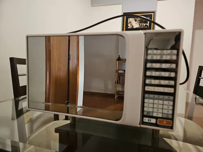 Micro-ondas funcionando, com alguns botões falhando