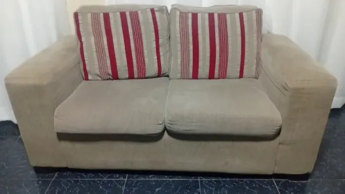 Sofá,  muito conservado foi lavado nao tem rasgados 2 lugares