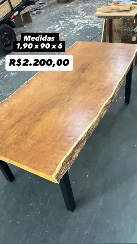 Mesa de madeira maciça de Garapeira 