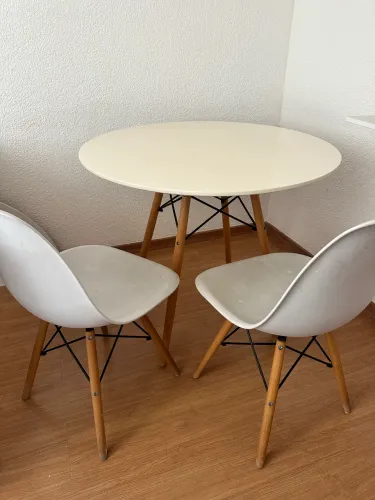 Mesa Eiffel redonda 1m com 2 cadeiras
