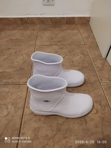 Bota feminina EPI ótima qualidade 