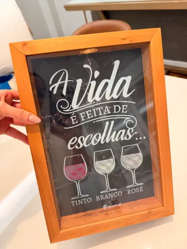 Quadro Porta-Rolhas em Madeira e Vidro - 33x23 cm