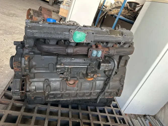 Motor MWM diesel seis cilindros 