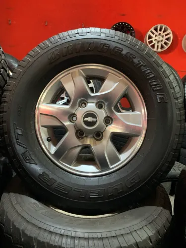 Roda com pneus aro 16 S10 LT prata diamantada 