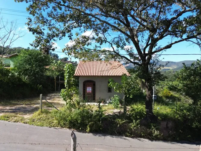 Sítio com Asfalto na Porta e Telhado Colonial a apenas 40km de BH!