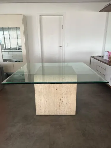Mesa de jantar 8 lugares - Mármore Travertino + Vidro chanfrado- 1,40 × 1,40