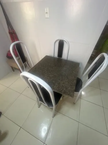 Mesa com quatro cadeira e pedra de mármore