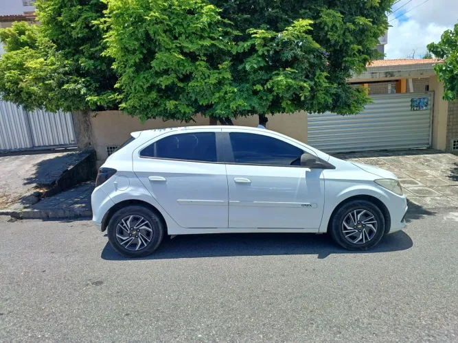 Chevrolet Onix Hatch LT 1.0 8V Flex Power Mec. 4P 2015