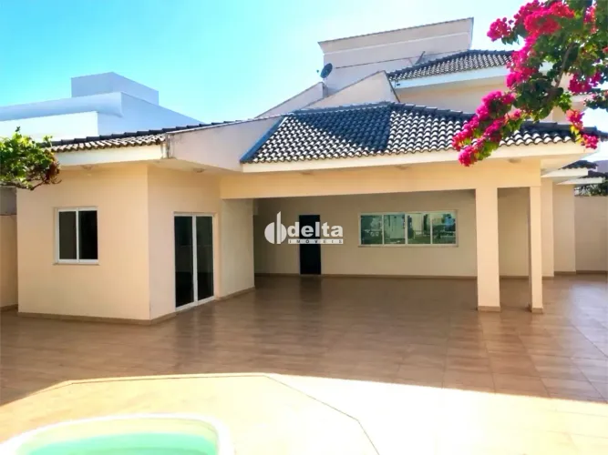 Casa com 3 quartos sendo suítes disponível para venda no bairro em Uberlândia-MG