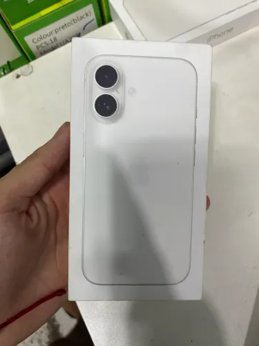 Caixa de iPhone 16 branca