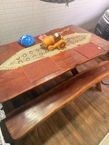 Mesa madeira maciça com dois bancos